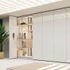Armario a medida de puertas plegables con frente en cristal lacado de Lagrama