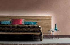 Composición de dormitorio con cabecero Zen suspendido de Devina Nais