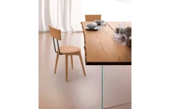 Mesa de comedor Twins con pata Wall V de Devina Nais